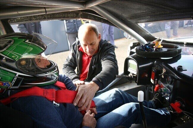 Installation du pilote dans la voiture